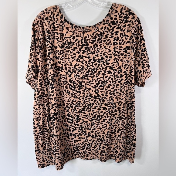 Women’s Leopard Print V-Neck Short Sleeve Tee - Picture 3 of 4
